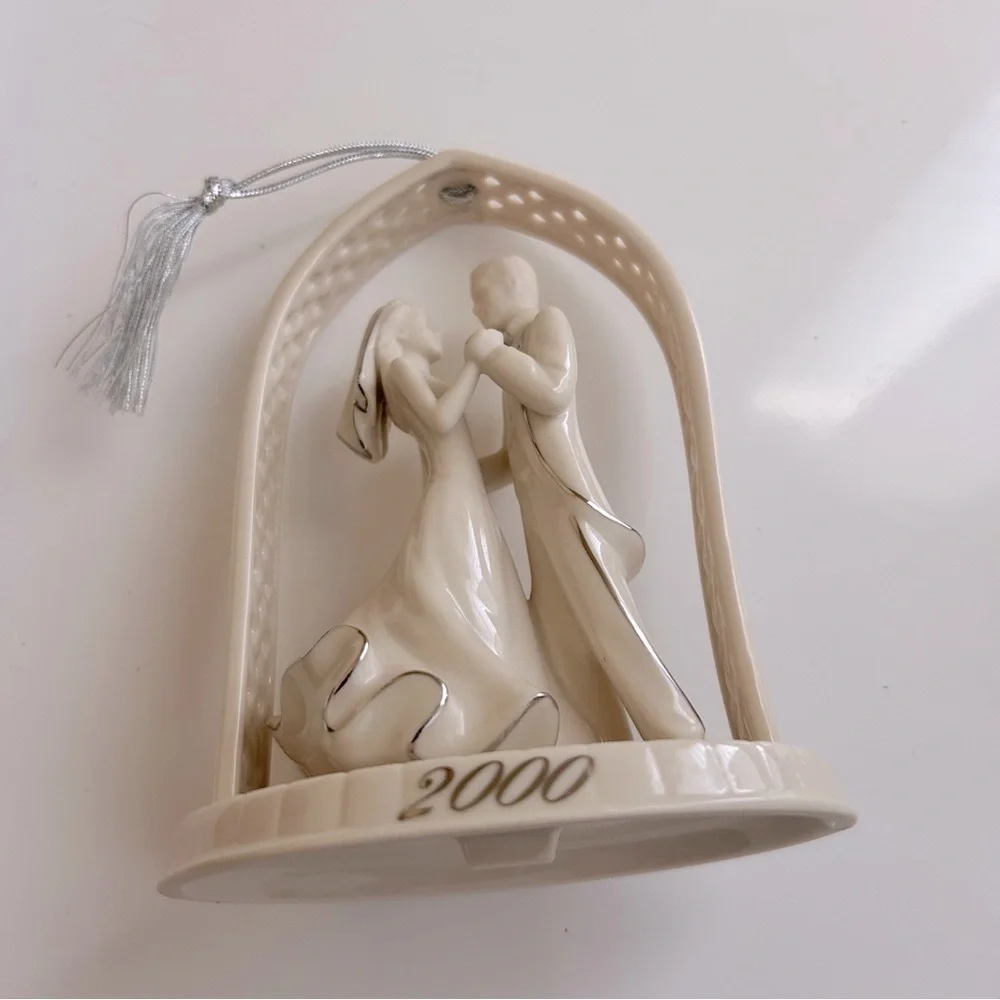 Lenox Commemorate 2000 Bride And Groom Ornament